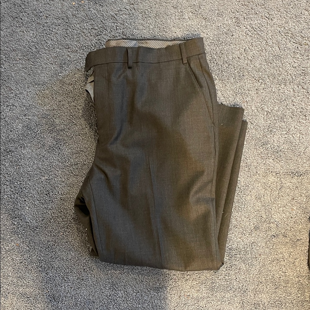 Classic Men's Gray Suit - Picture 5 of 5